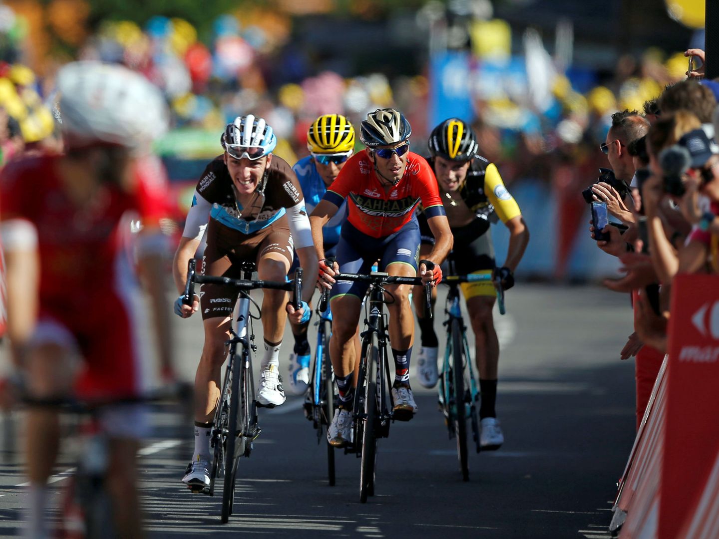 Nairo Quintana entró en meta junto a Romain Bardet y Vincenzo Nibali. (Reuters)