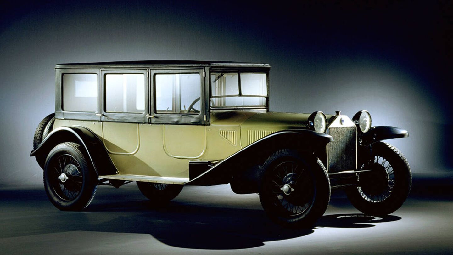 En 1922 Lancia presenta el Lambda, primer coche del mundo con carrocería autoportante.