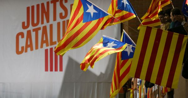 Foto: Esteladas en un acto de campaña de Junts per Catalunya. (Reuters)