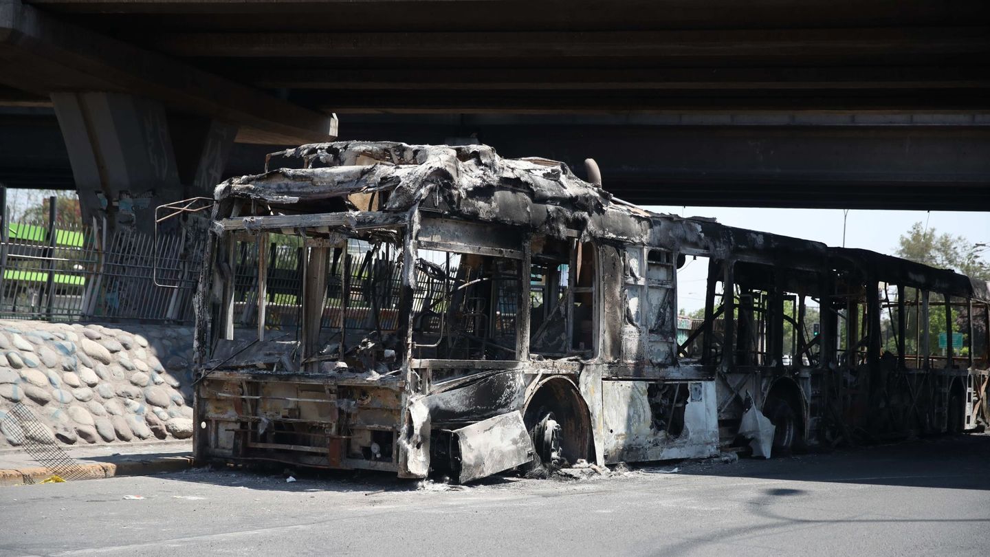 Fotografía de un autobús calcinado, tras las manifestaciones en Santiago (Chile). (EFE)