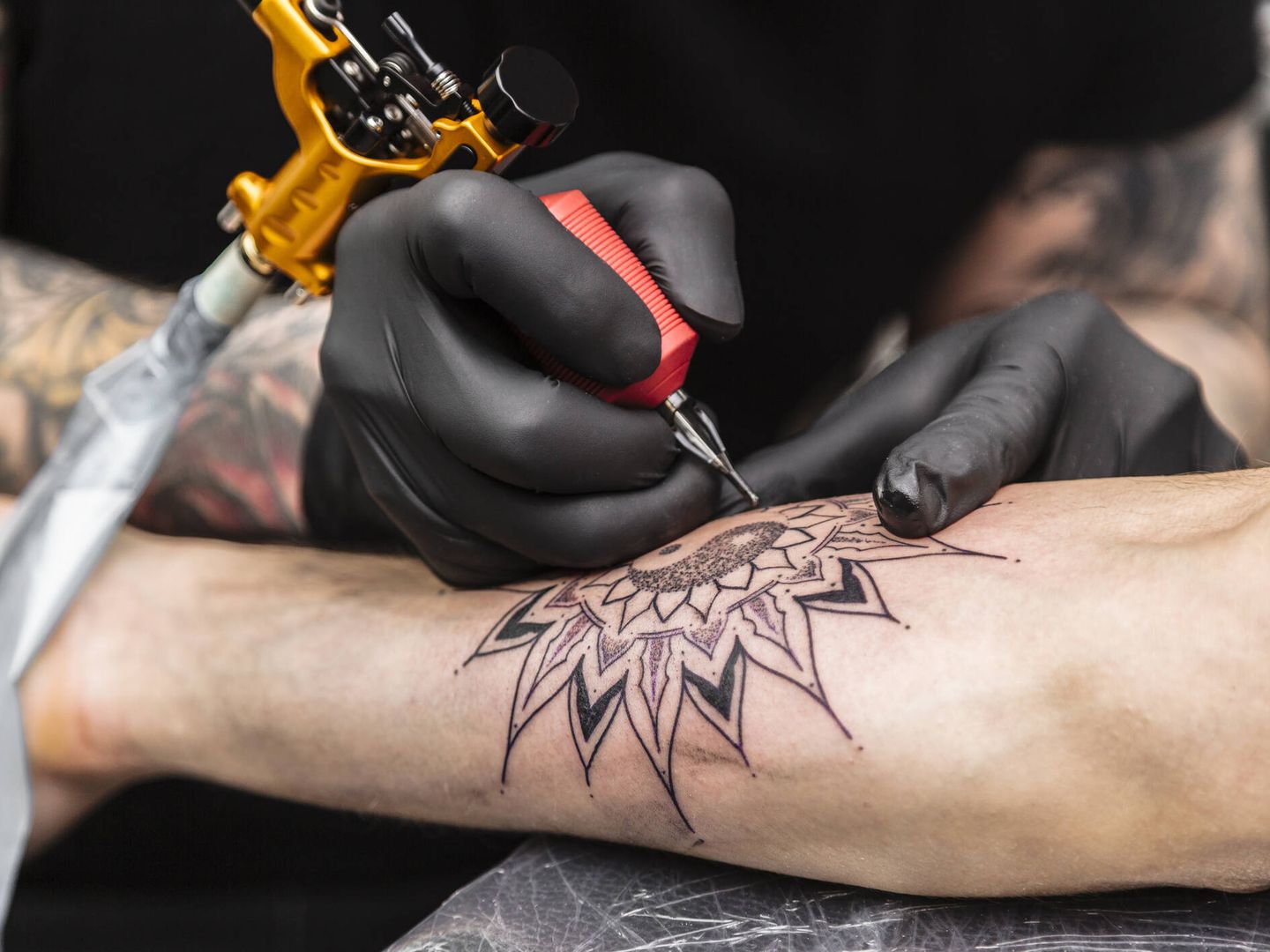 Un tatuaje siempre tiene riesgos, pero se pueden evitar con las precauciones adecuadas. (iStock)