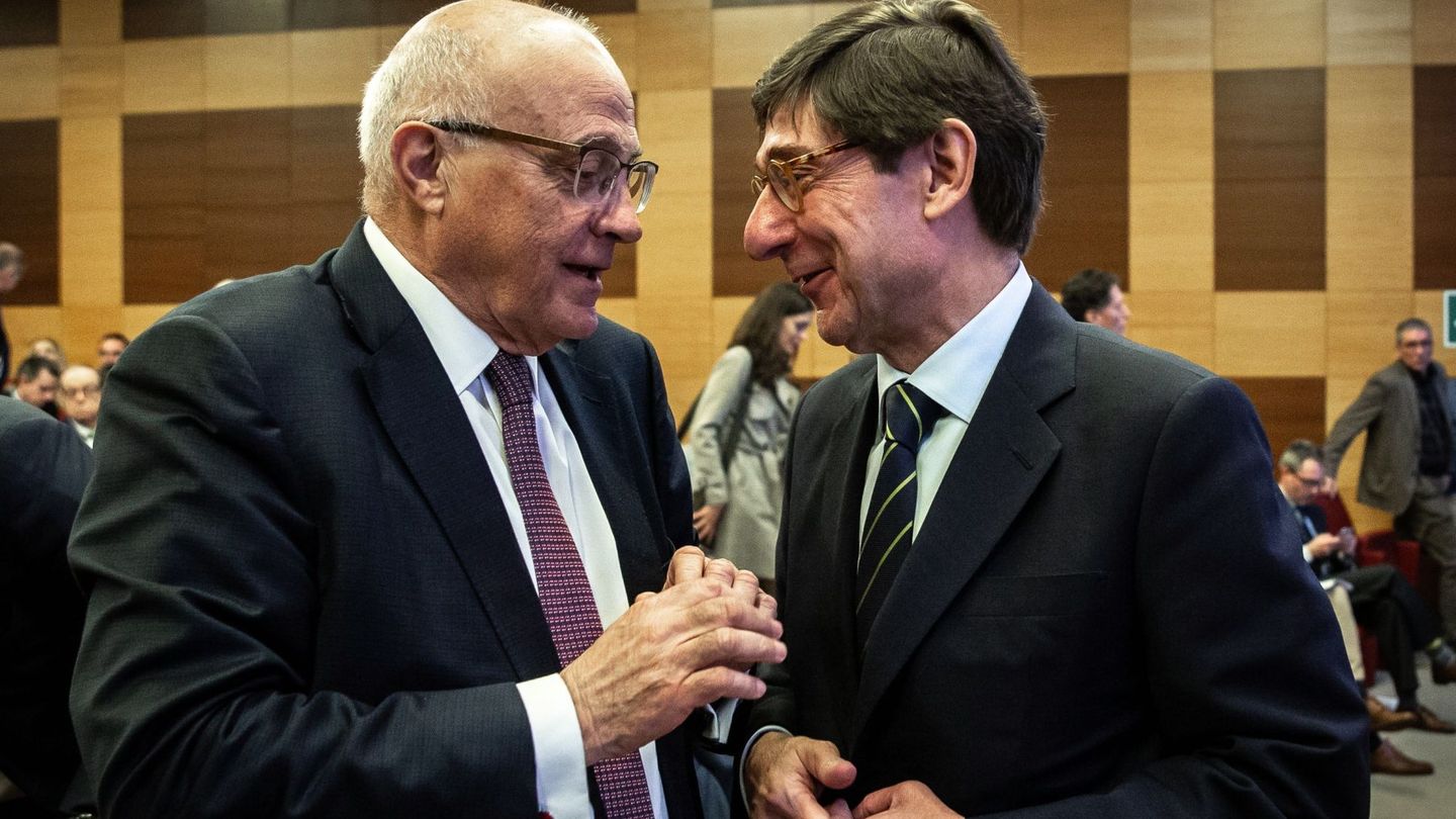 El presidente de Bankia, José Ignacio Goirigolzarri (d), y el presidente de Banco Sabadell, Josep Oliu. (EFE)