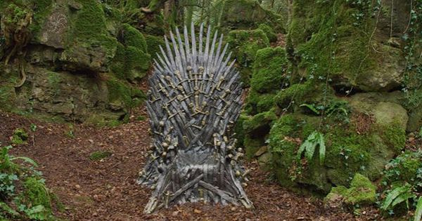 Foto: El primer trono de hierro que ha escondido HBO en mitad de un bosque (Foto: Instagram)