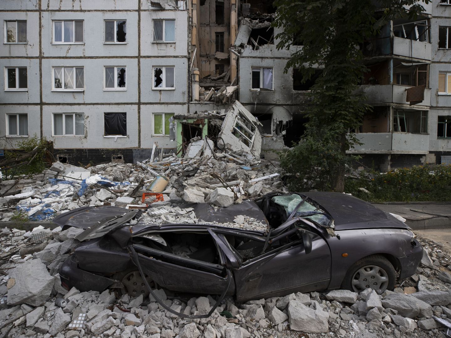 Vista de los destrozos causados por proyectiles rusos en el barrio Saltivka, en Járkov (Ucrania). (EFE/ Orlando Barría) 