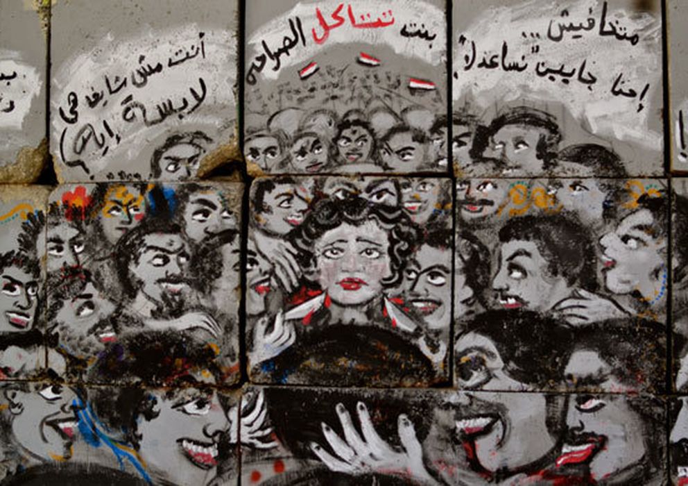Foto: 'El círculo del infierno', un mural sobre el acoso pintado en la calle Mohamed Mahmoud, en El Cairo.