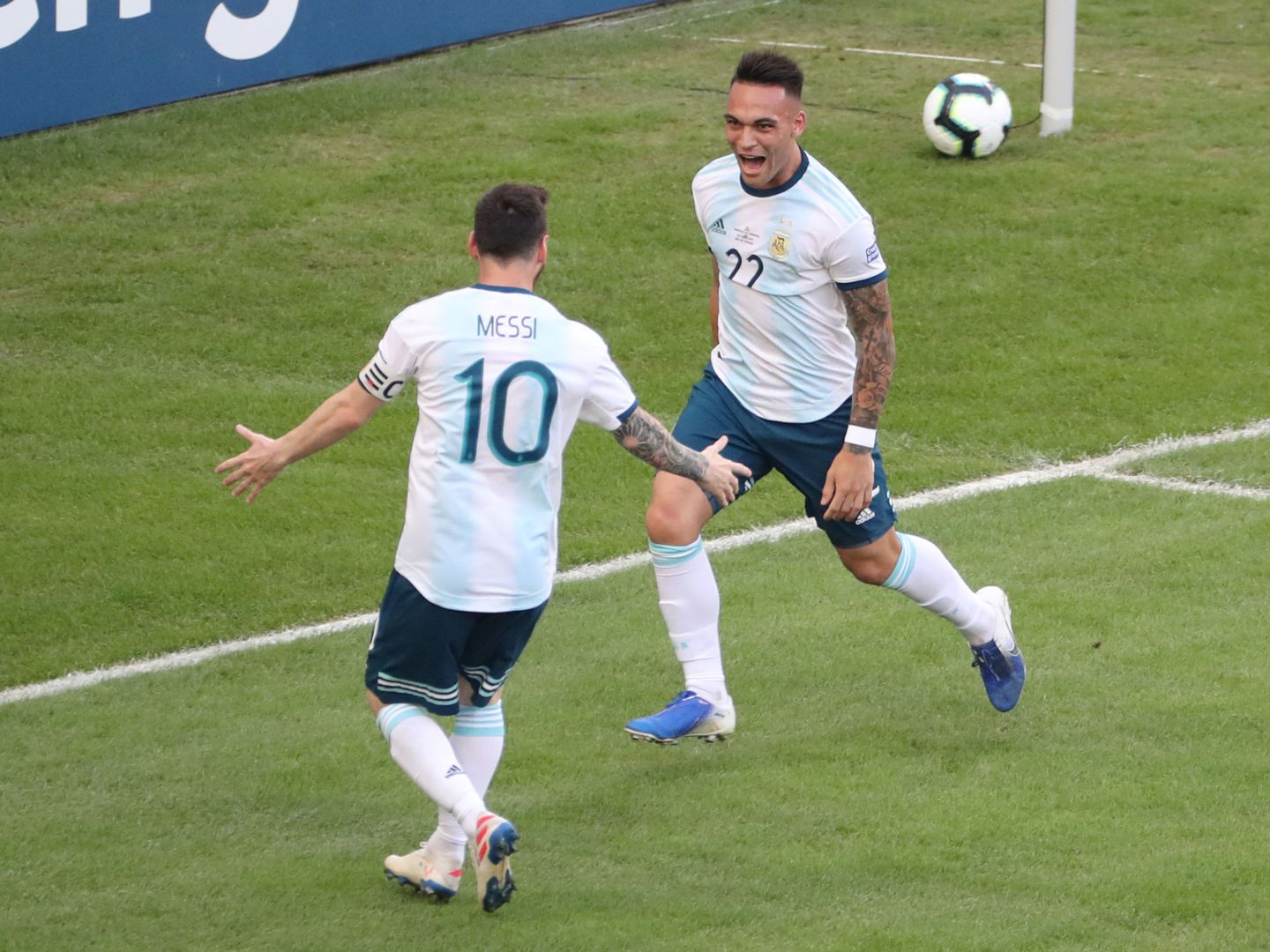 Messi y Lautaro en un partido con la Selección de Argentina. (Efe)