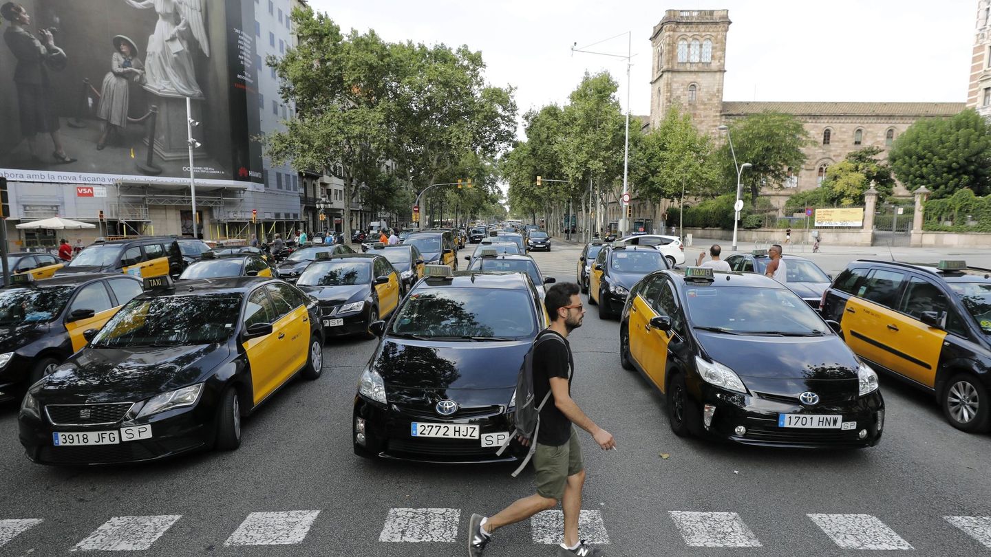 Taxis la Gran Vía de Barcelona. (EFE)