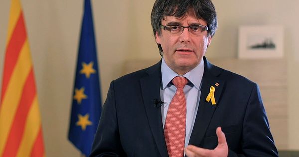 Foto: Imagen del vídeo en que Puigdemont comunica que renuncia ''de manera provisional''. (EFE) 