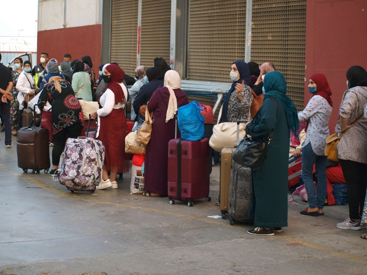 Foto: Cien mujeres marroquíes regresando desde Ceuta. (EFE)