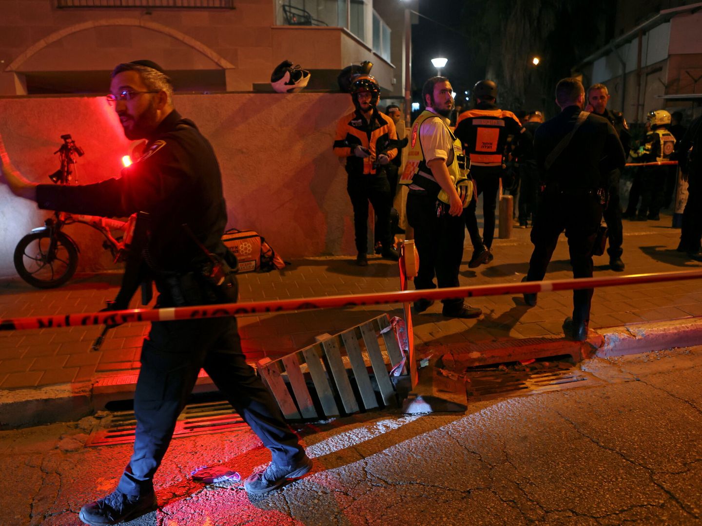 Personal médico y de seguridad israelí aseguran la escena de un ataque en  Bnei Brak, cerca de Tel Aviv, Israel. (Reuters/ Nir Elias)