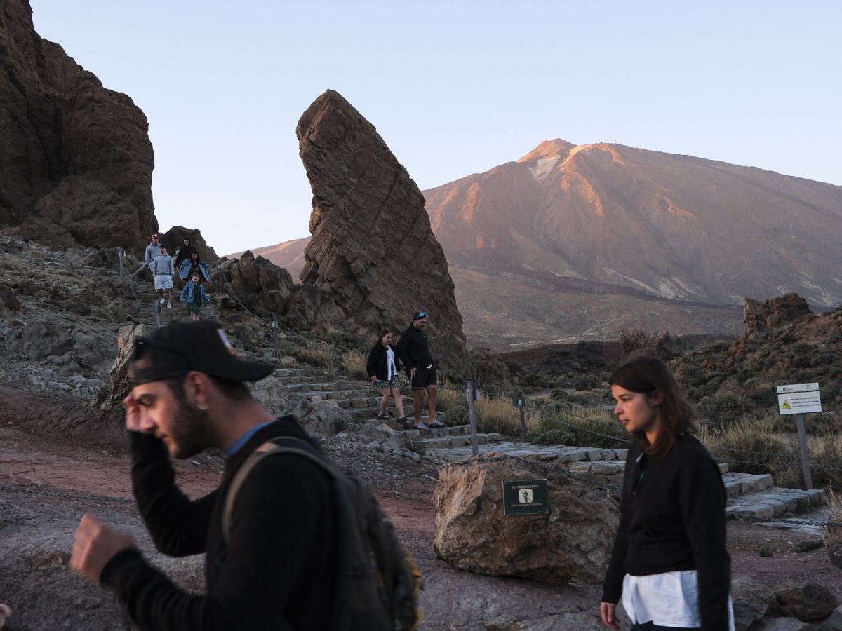 Foto: Un grupo de turistas visita el Teide. (EFE/Alberto Valdés)