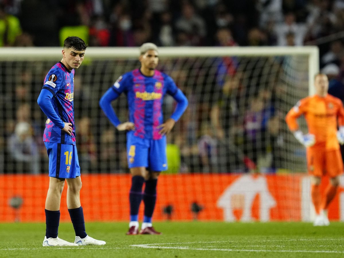 Foto: Los jugadores del Barça se lamentan tras el primer gol. (EFE/Enric Fontcuberta)