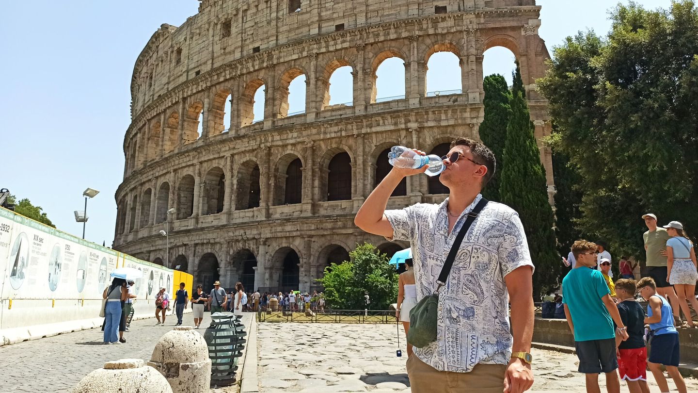 Un turista se hidrata junto al Coliseo de Roma. (EFE/D. Cáceres)