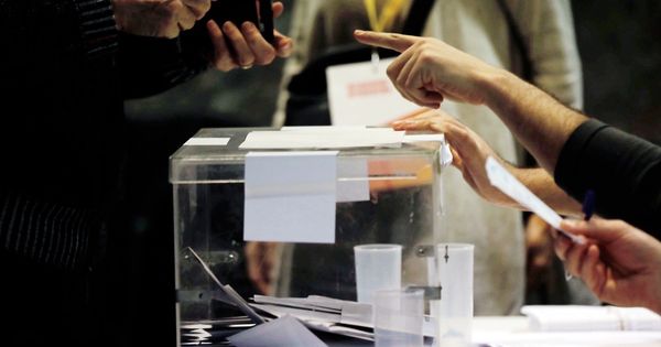 Foto: Una persona se acredita para votar en un colegio electoral durante las elecciones de hoy. (EFE)