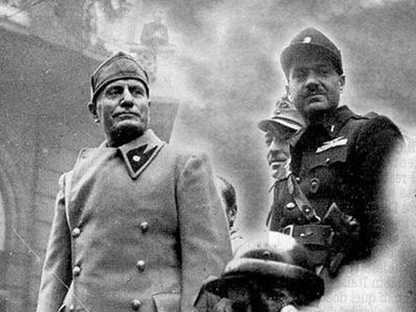 Mussolini junto a Pavolini