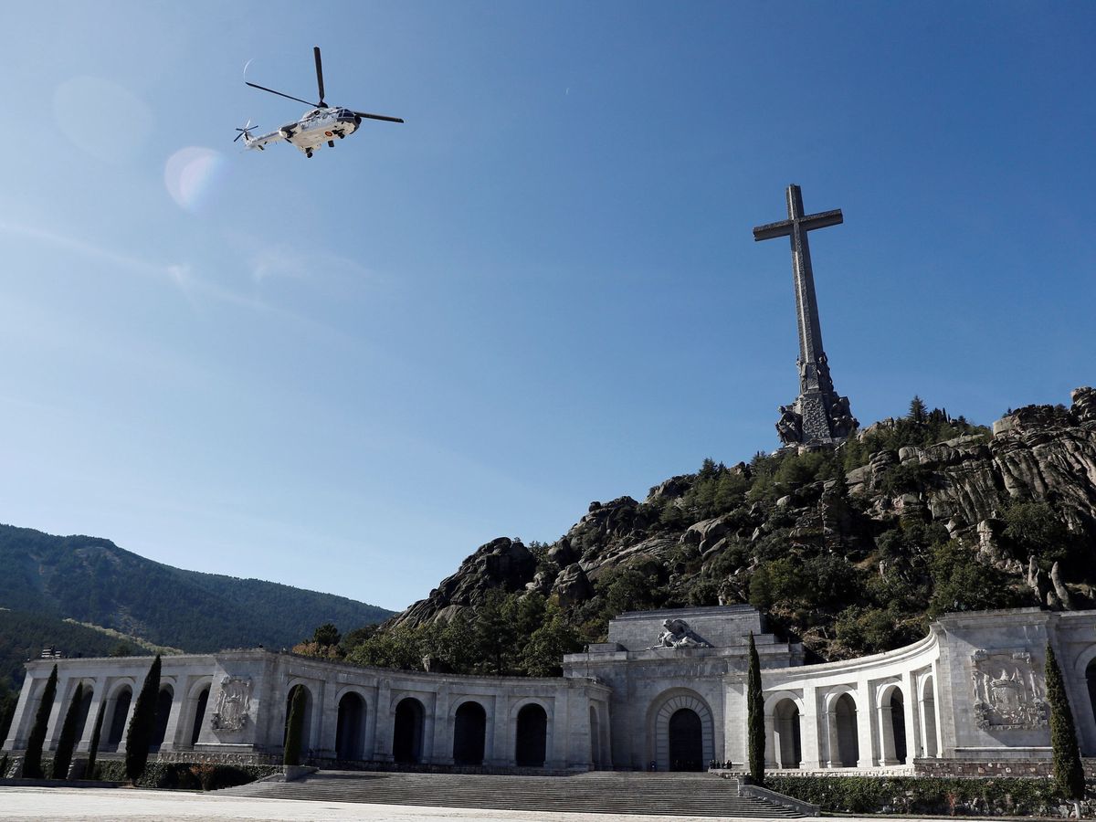 Foto: El helicóptero con los restos de Francisco Franco sale del Valle de los Caídos tras su exhumación, el pasado 24 de octubre. (Reuters)