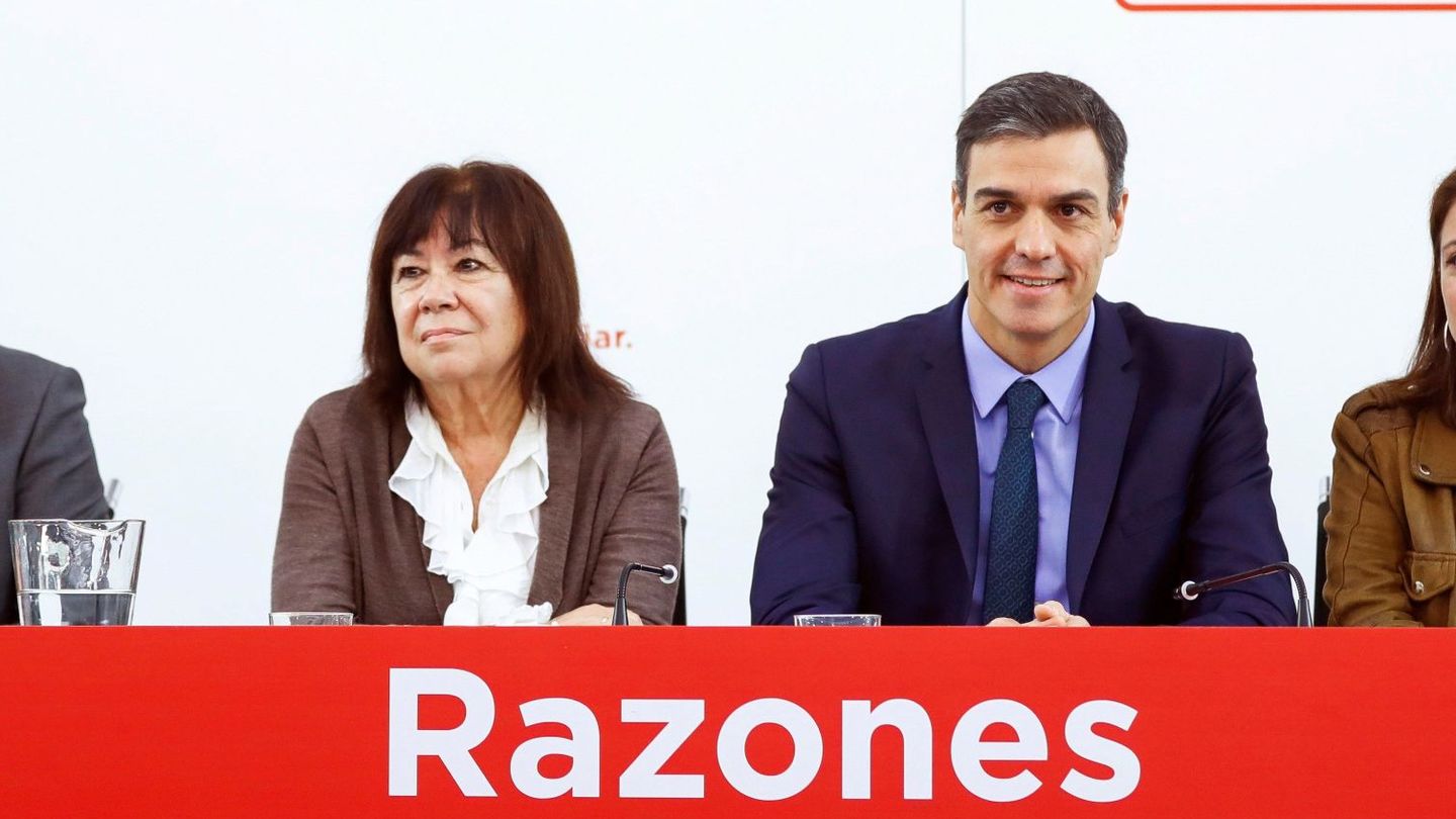 Pedro Sánchez, con José Luis Ábalos, Cristina Narbona (2i) y Adriana Lastra (d), el pasado 4 de diciembre en la ejecutiva del PSOE. (EFE)