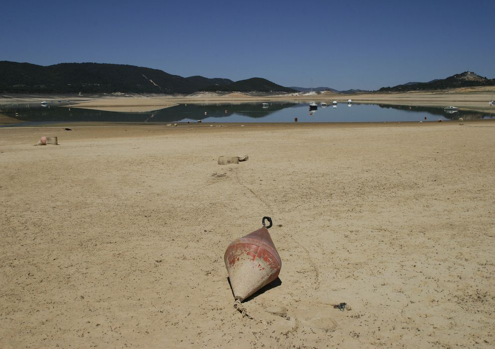 Foto: Imagen de archivo del pantano de Entrepeñas tras un invierno especialmente seco (Reuters).