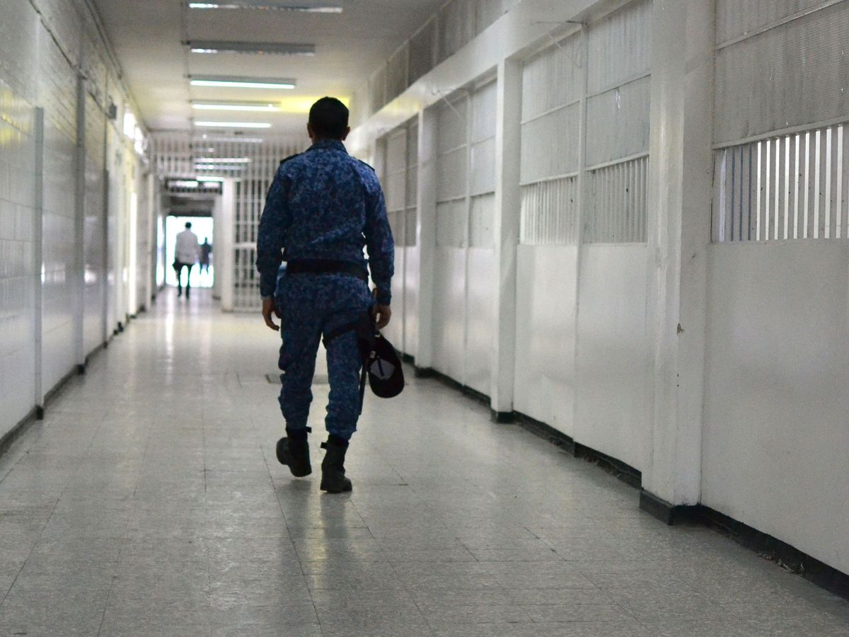 Foto: Imagen de un funcionario de prisiones. (EFE/Oskar Burgos)