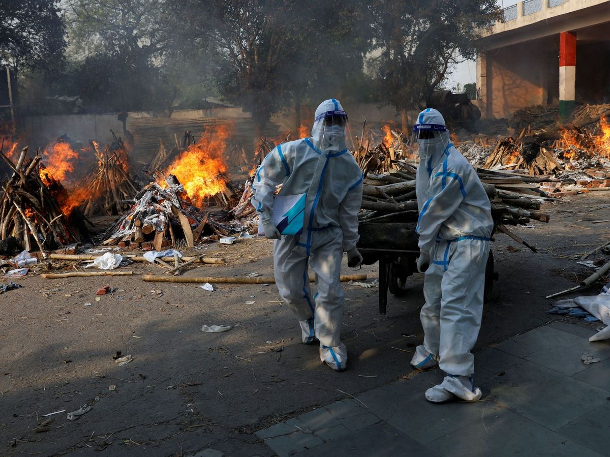 Foto: Cremaciones masivas en Nueva Delhi ante el aumento de muertos por covid. (Reuters)