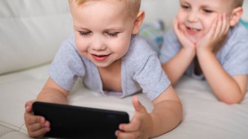 Así interfieren las pantallas en la conectividad cerebral de los niños, por el neuropsicólogo Álvaro Bilbao