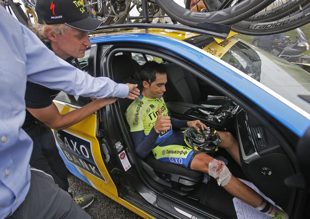 Foto: Momento en el que Alberto Contador se retira del Tour de Francia.