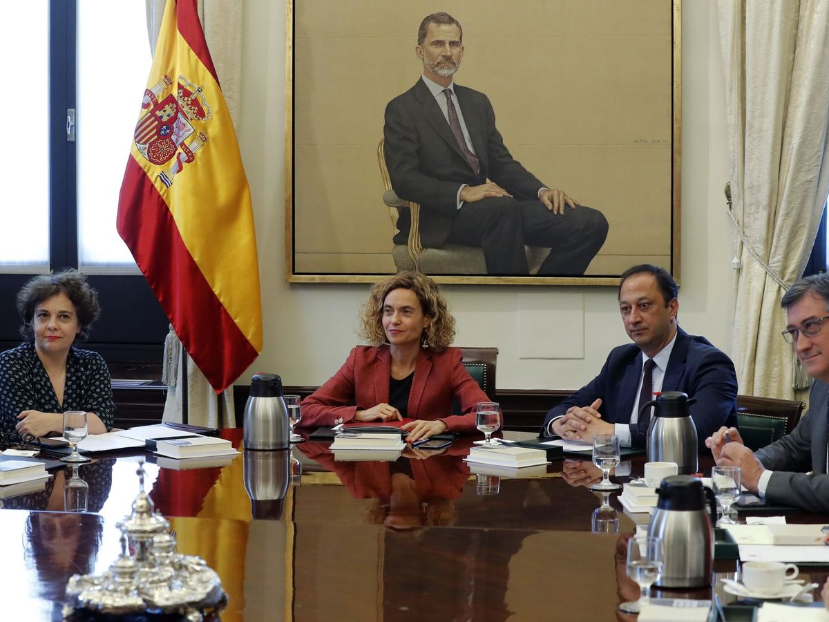 Foto: La presidenta del Congreso, Meritxell Batet (2i), junto a los vicepresidentes, Gloria Elizo y Alfonso Rodríguez Gómez de Celis. (EFE)