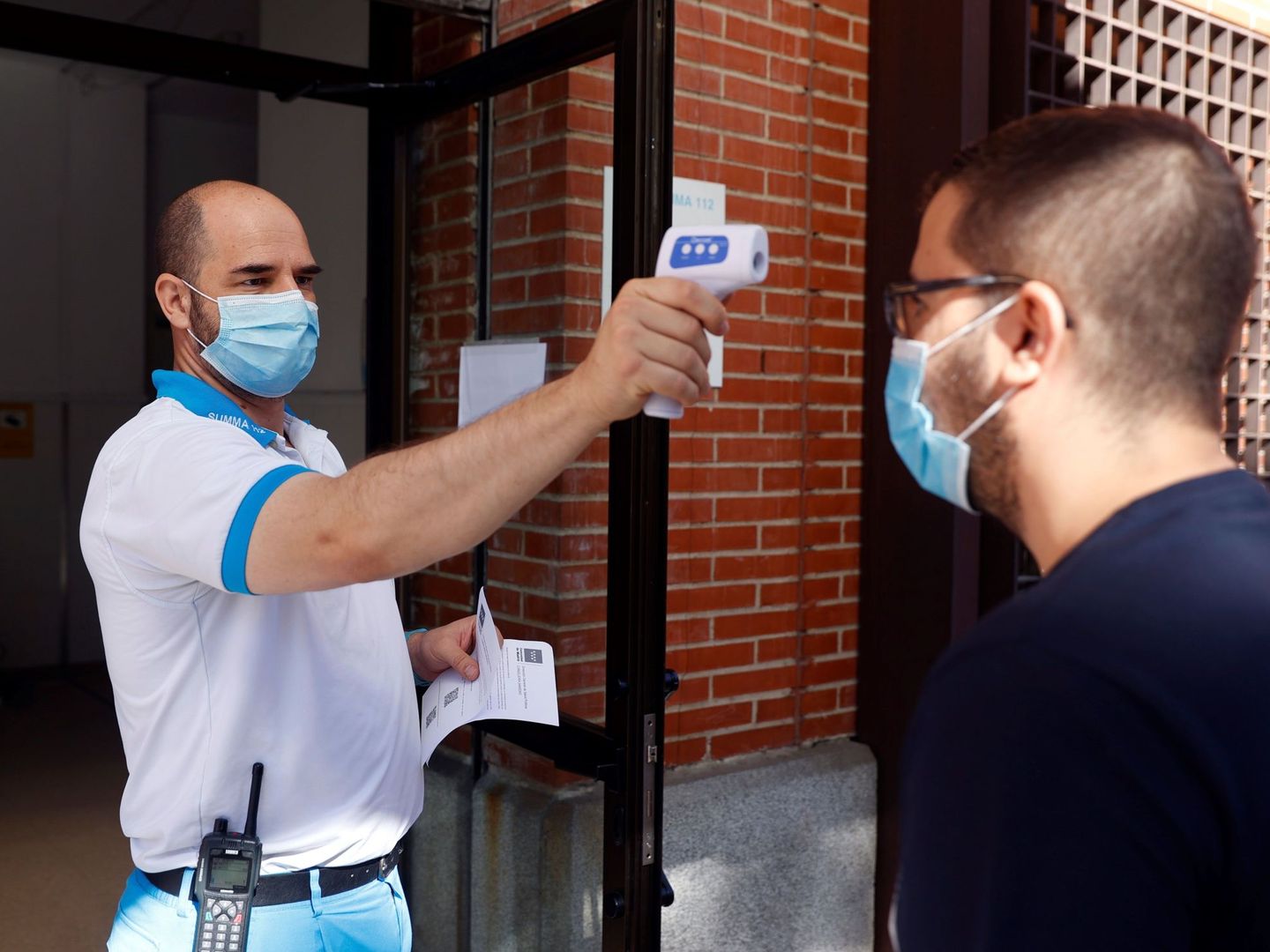 Un sanitario toma la temperatura a un un hombre antes de acceder al Centro de Salud de Los Ángeles. (EFE)
