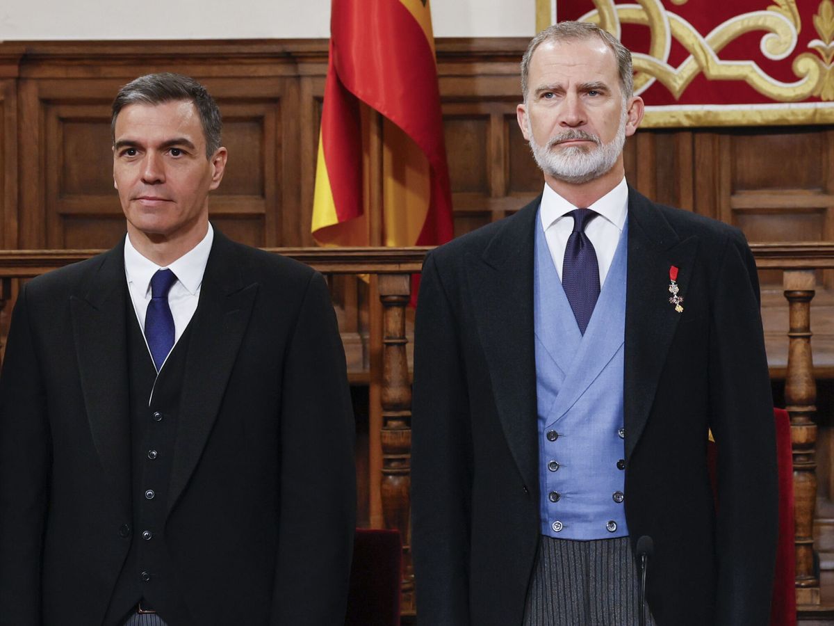 Foto: El rey Felipe VI, acompañado por el presidente del Gobierno, Pedro Sánchez (i), durante la ceremonia de entrega del Premio Cervantes 2023. (EFE/Ballesteros)
