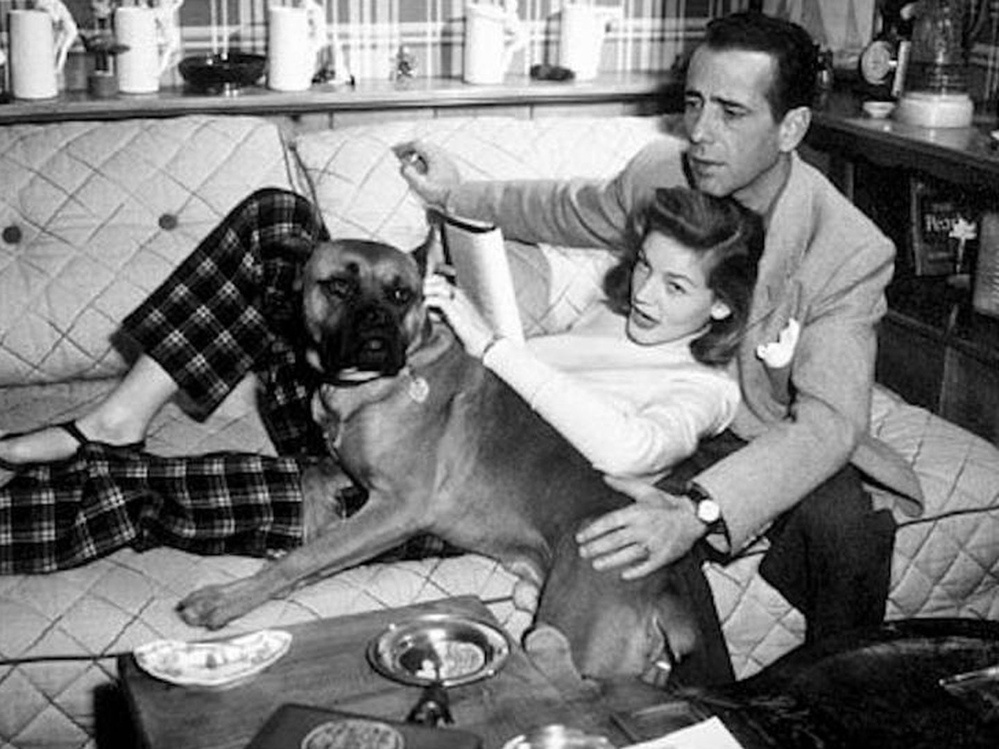 Bacall y Bogart con su perro. (Reuters)