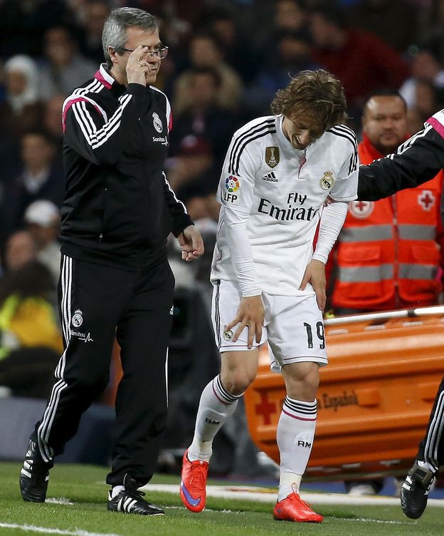 Foto: Modric se lesionó en el minuto 58 en una acción con Recio (Efe)
