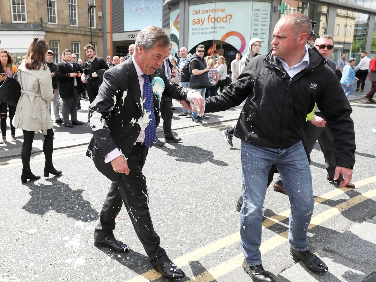 Nigel Farage recibe un 'batidazo' durante un acto en Newcastle. 20 de mayor de 2019. (Reuters)