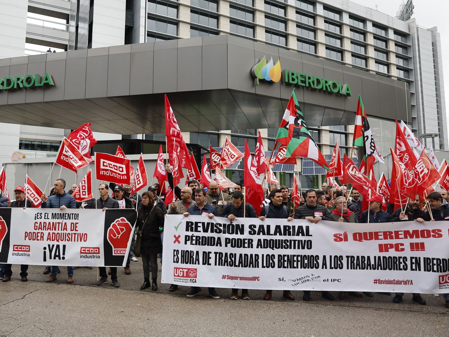 Protestas de los delegados sindicales de Iberdrola frente a la sede de la compañía en Madrid para exigir subidas salariales. (EFE/Sergio Pérez)
