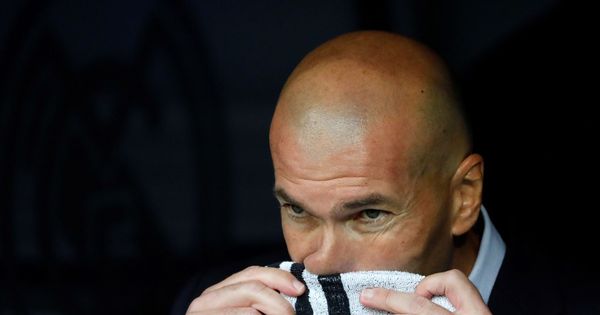 Foto: Zidane se seca la boca con una toalla durante el partido entre el Real Madrid y el Brujas. (Efe)