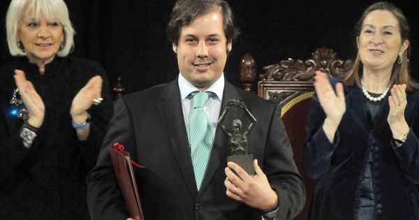 Foto: Joaquín Ayuso de Paúl (c), tras recoger el Premio Joven Emprendedor en 2013. (EFE)