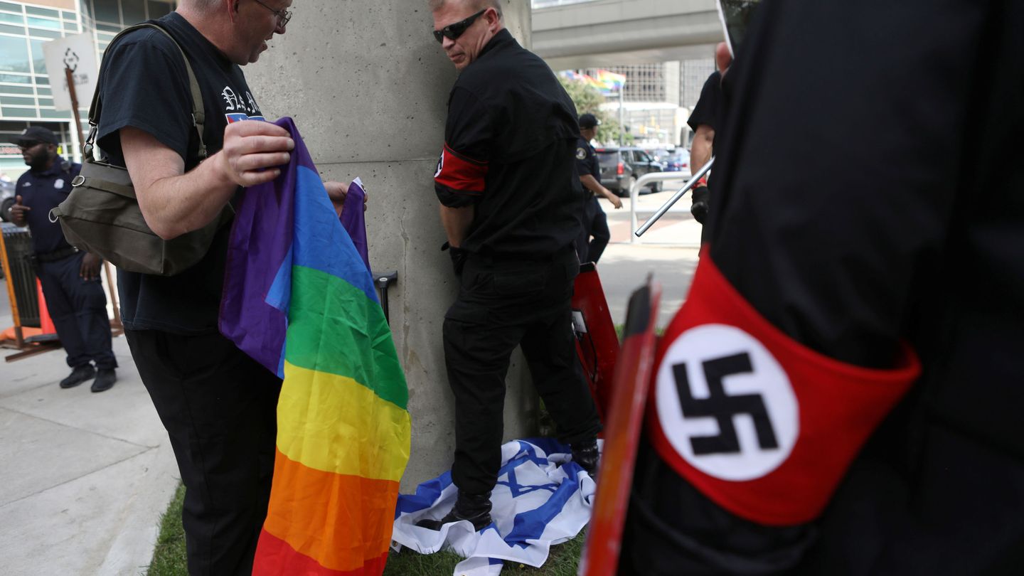 Un neonazi orina sobre una bandera de israel. (Reuters)
