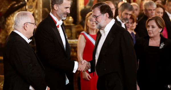 Foto: El rey Felipe VI (2i) saluda al presidente del Gobierno Mariano Rajoy (2d), en presencia del presidente de Israel Reuvén Rivlin (i). (EFE)
