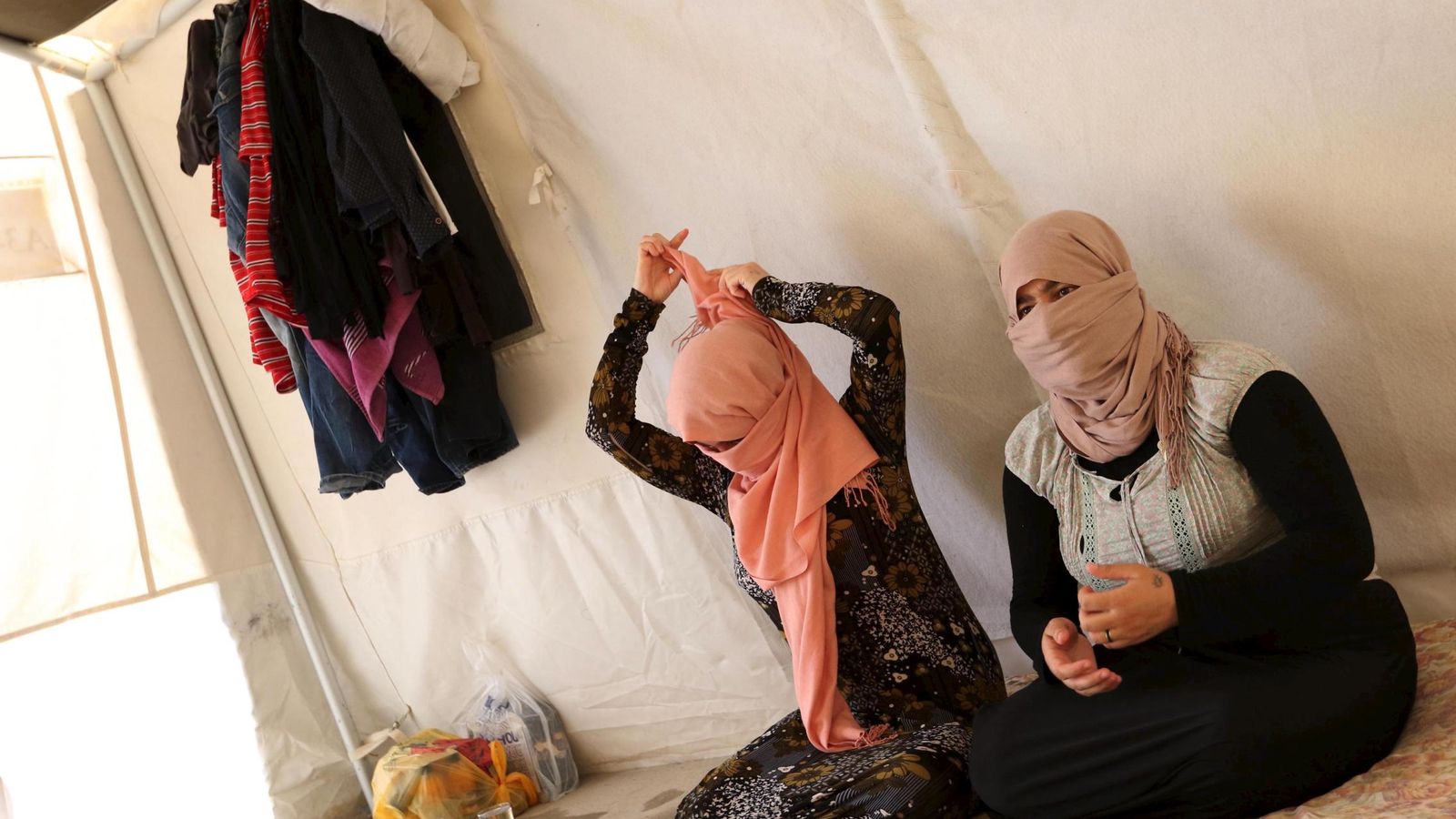 Foto: Dos hermanas yazidíes que escaparon del Estado Islámico se sientan en una tienda de un campo de refugiados en Dohuk, en julio de 2015 (Reuters)