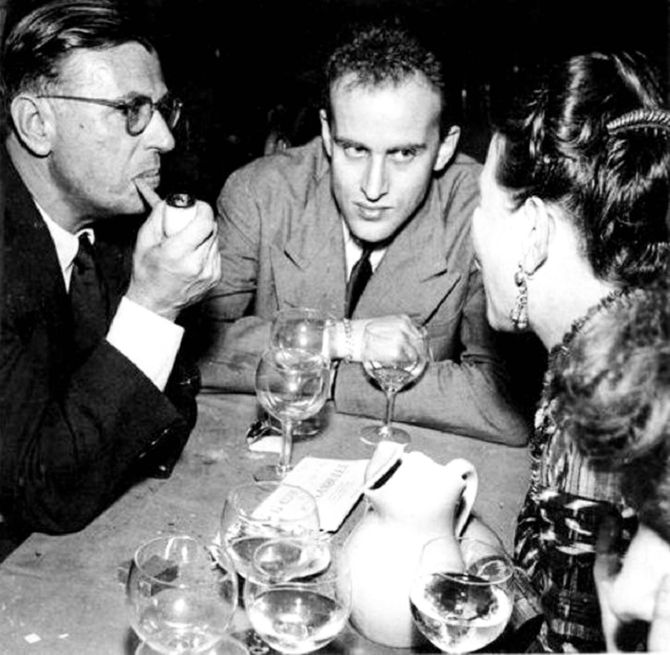 Boris Vian, en el centro, comparte mesa y conversación con Jean Paul Sastre y Simone de Beauvoir. (Getty Images)