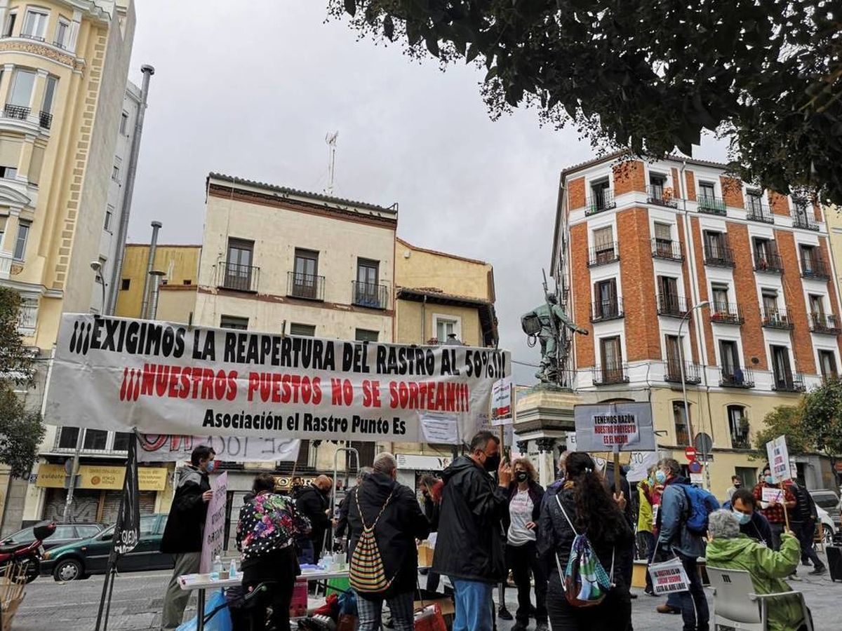 Foto: Los comerciantes de El Rastro se manifestaron para reclamar la reapetura. (EFE)