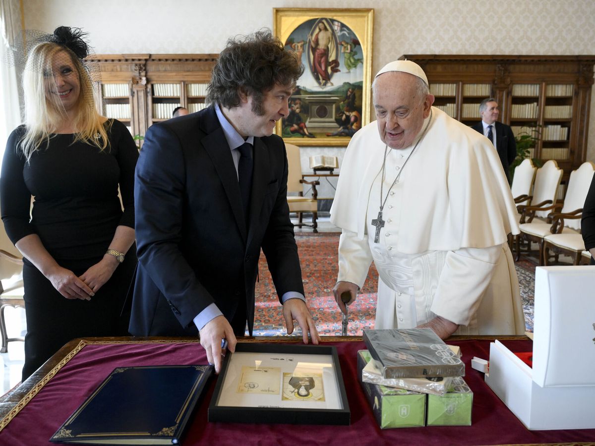 Foto: Milei con el Papa en la entrega de regalos. (EFE/Simone Risoluti)