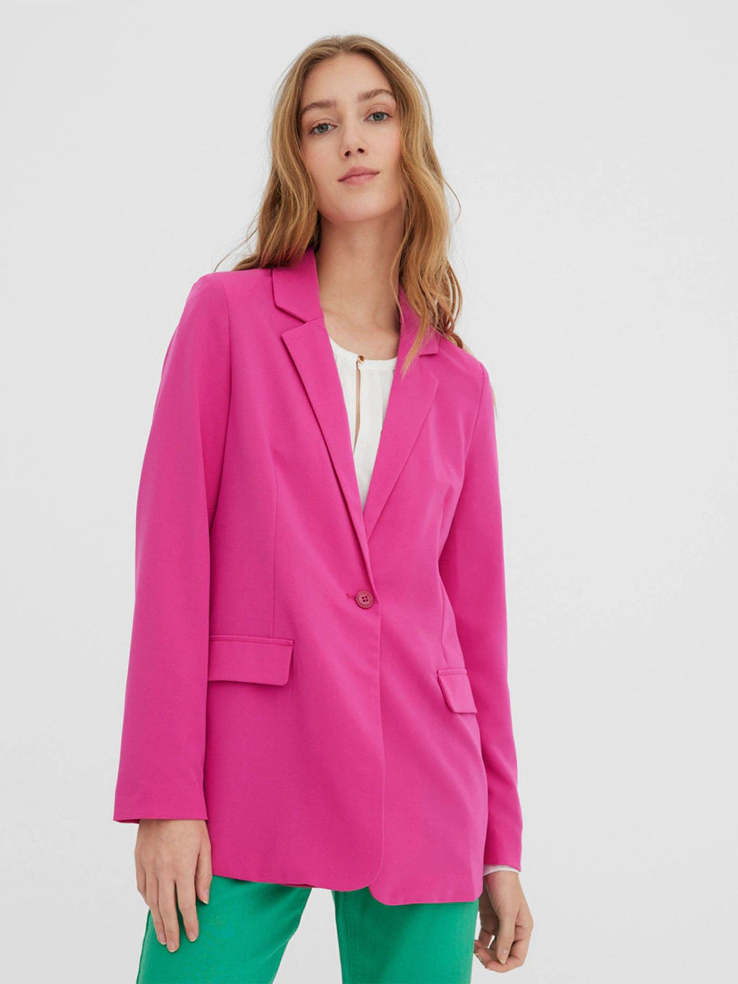 La chaqueta blazer que combina con el vestido de Zara. (El Corte Inglés/Cortesía)