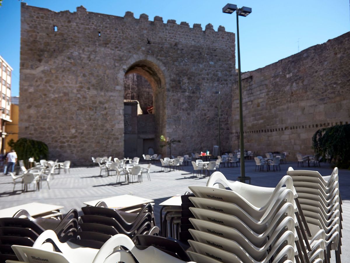 Foto: Terraza sin clientes en Talavera de la Reina, Toledo. (EFE)