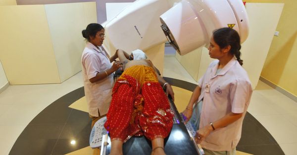 Foto: Una enfermera prepara a una paciente de cáncer de pecho en un instituto de investigación de Kolkata, en 2012. (Reuters)
