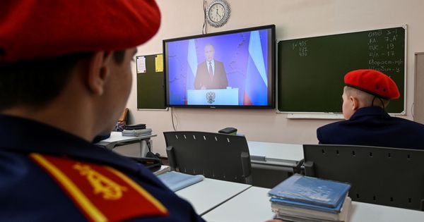 Foto: Cadetes del cuerpo de cosacos siguen el discurso de Vladimir Putin, en Rassvet. (Reuters) 