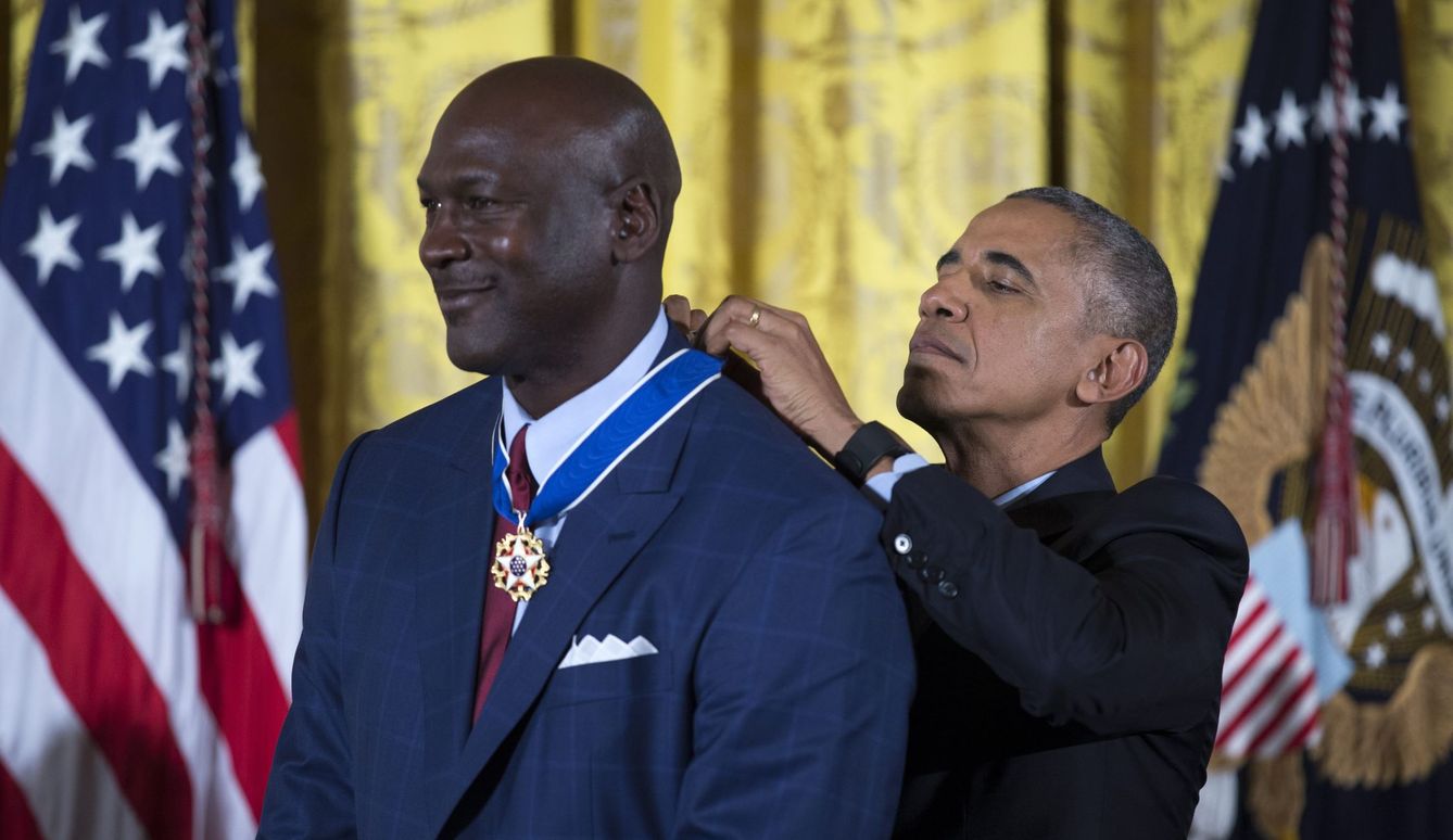 Barack Obama condecora a Michael Jordan en los premios de la Presidencia Medalla de la Libertad hoy (EFE)