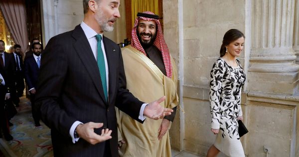 Foto: El rey Felipe, la reina Letizia y Mohamed bin Salman antes de un almuerzo en el Palacio Real, el 12 de abril de 2018. (Reuters)