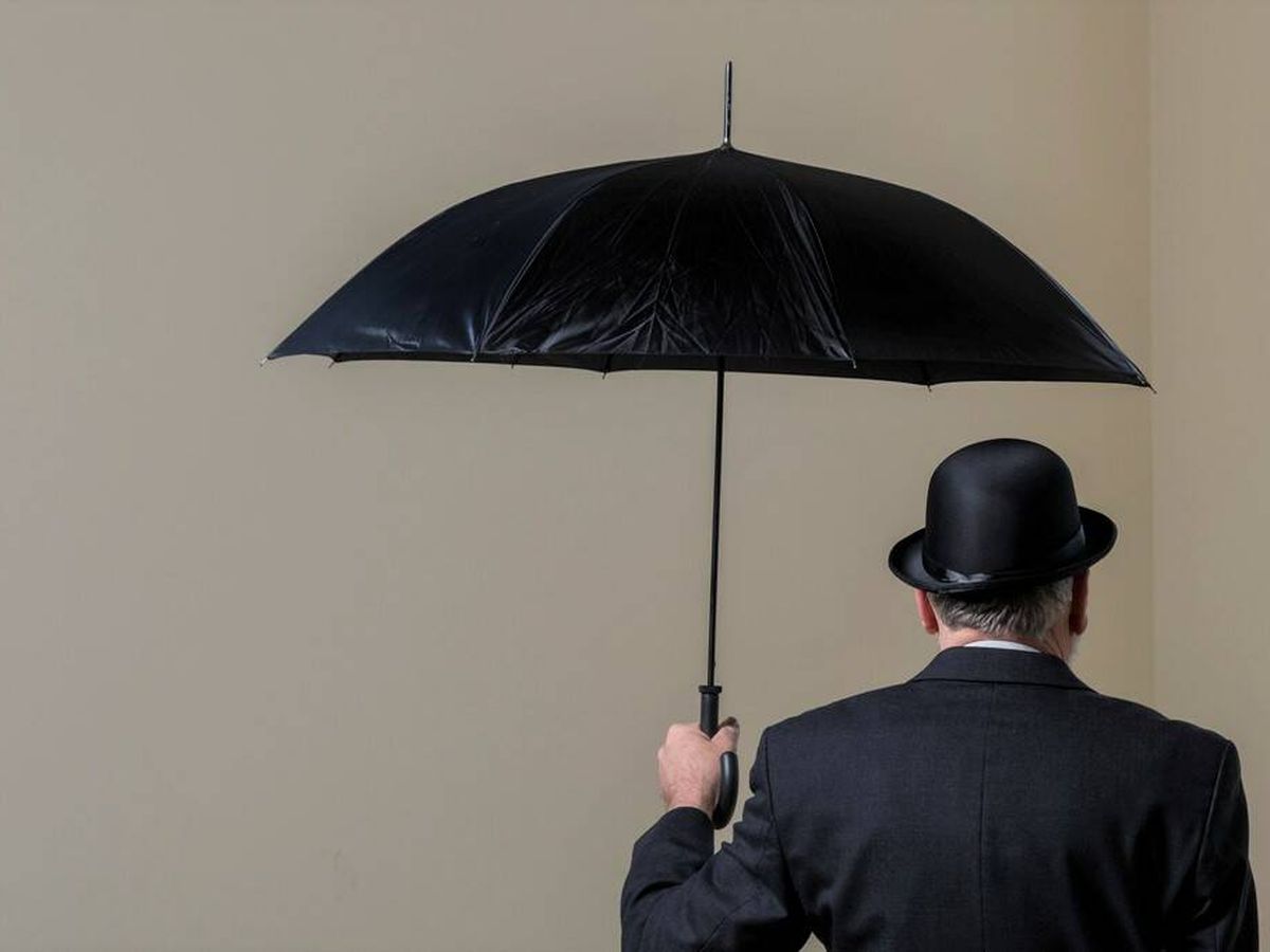 Sobre paraguas y mala suerte: los orígenes de una superstición que llega  con la lluvia