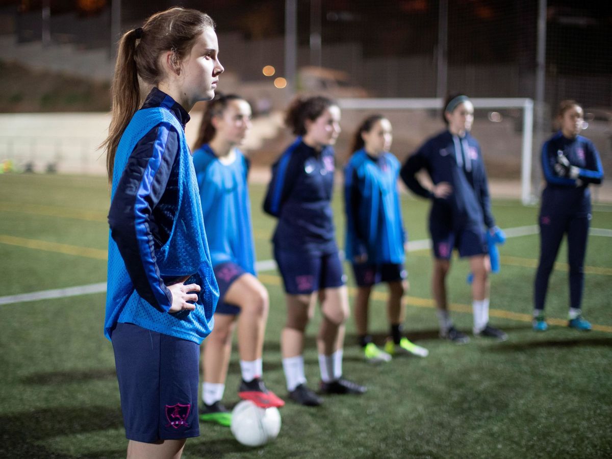 Foto: Jugadoras de un club-escuela de fútbol exclusivamente femenino. (EFE/Marta Pérez)