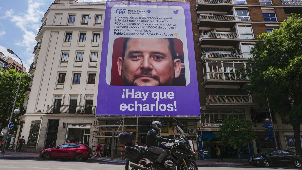 Podemos arrastra al hermano de Ayuso a la campaña: su cara ya luce en el centro de Madrid